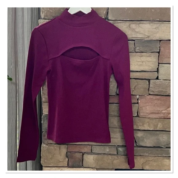 GAP Rib Cutout Top - Picture 8 of 8